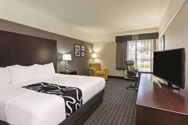 غرفة بسرير كينج، La Quinta Inn & Suites by Wyndham Santa Clarita - Valencia 3/8