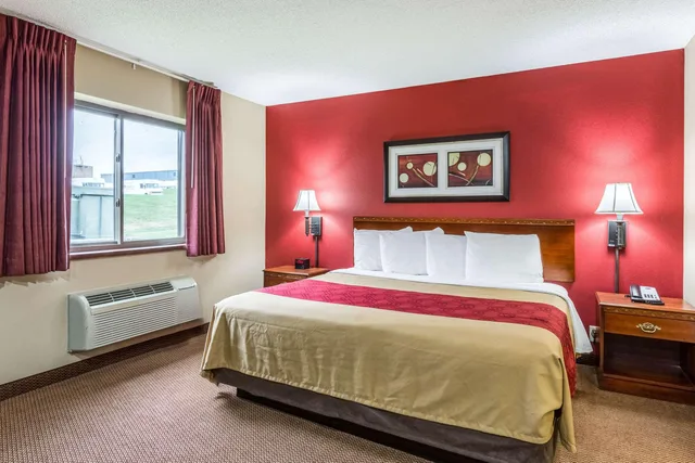 Upgrade, King Bed، Econo Lodge Shelbyville KY 1/5