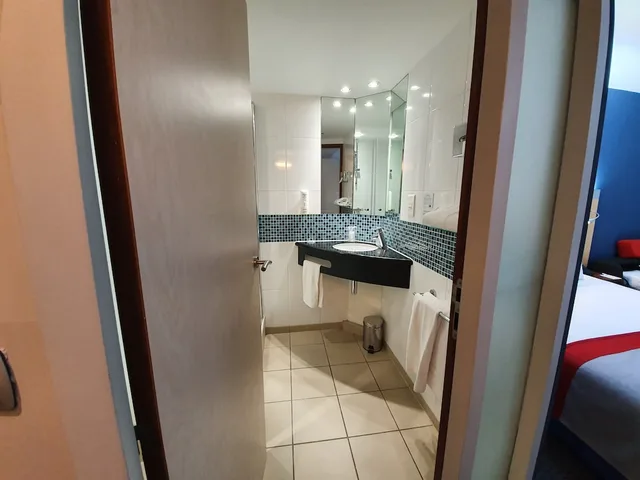 جناح بسرير مزدوج بإطلالة على القناة بشرفة، Holiday Inn Express Paris - Canal de la Villette 6/6