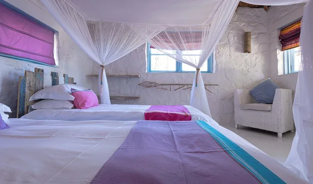 King and Twin Beds, Kaya Mawa 2/2