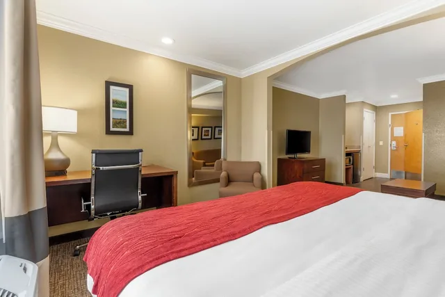 جناح بسرير كينج مع أريكة في الطابق العلوي، Comfort Inn Arcata Humboldt Area 2/8