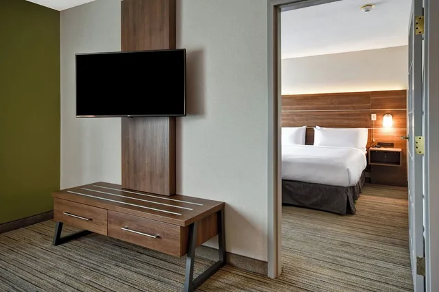 جناح بسرير كينج بغرفة نوم واحدة مع أريكة، Holiday Inn Express Newport North - Middletown 3/6