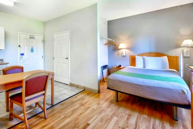Queen Bed with Kitchenette Smoking2 Full Beds Suite with Kitchenette Smoking، Oyo Townhouse Sulphur,LA Extended Stay I-10 2/6