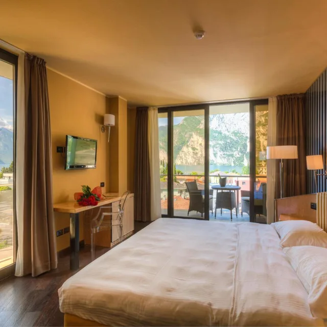 جناح جونيور بإطلالة على البحيرة بشرفة، Hotel Garda 1/3