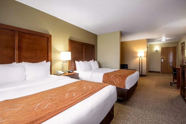 غرفة قياسية بسريرين كوين مع أريكة، Comfort Suites Johnson Creek Conference Center 1/8