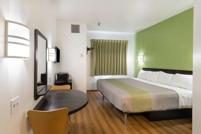 غرفة قياسية بسرير كينج، Motel6 Hillsboro, TX 2/5