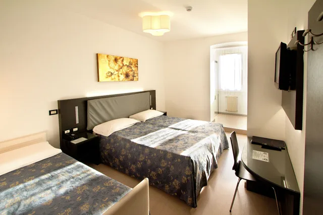 غرفة قياسية ثلاثية بثلاثة أسرّة، Roma Hotel 4/8