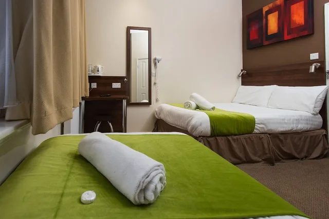 غرفة ثلاثية بسرير مزدوج وسرير فردي بحمام خاص، Marble Arch Inn 3/4