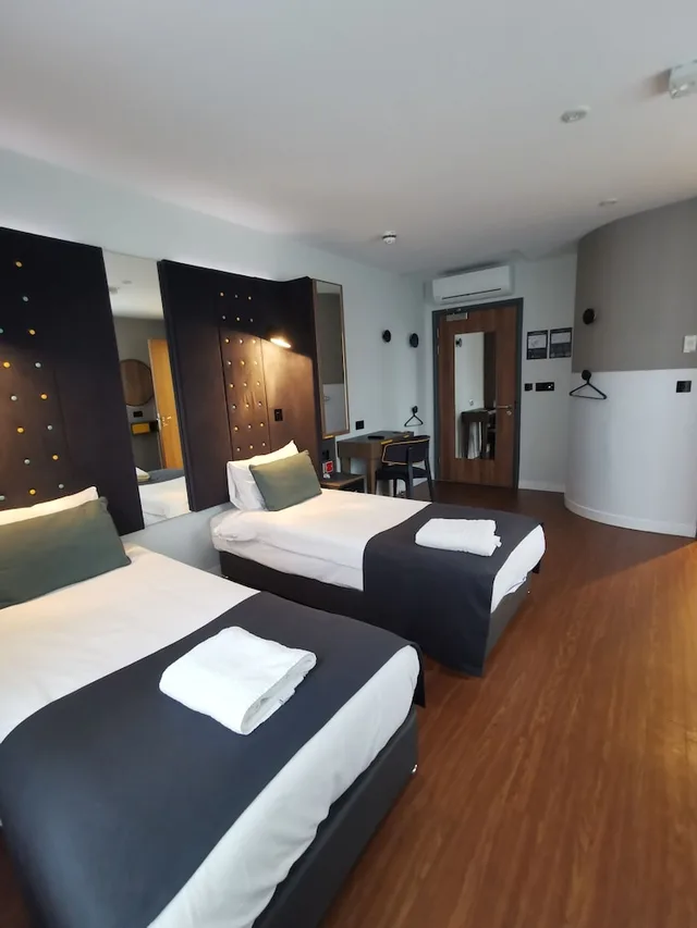 غرفة بسريرين منفصلين لذوي الإعاقة، Point A Hotel Paddington 1/10