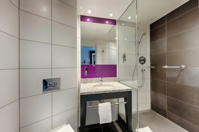 غرفة قياسية ثلاثية بسرير مزدوج وسرير فردي، Premier Inn Berlin Alexanderplatz Hotel 5/5