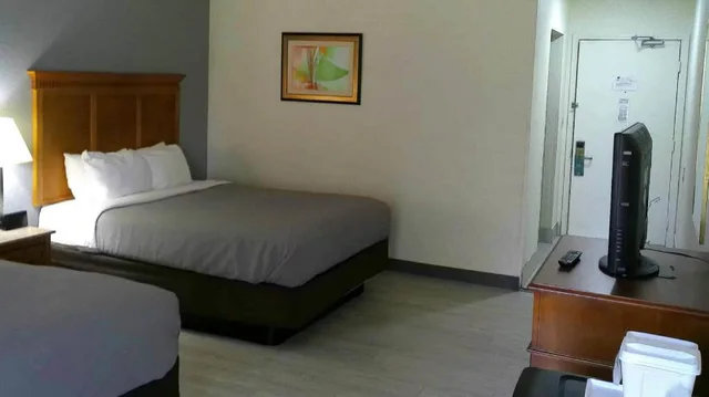 غرفة سوبيريور بسريرين كوين، Lafayette Inn & Suites 1/3