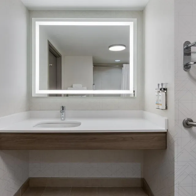 غرفة بسرير كينج وسريرين كوين لذوي الإعاقة، Holiday Inn Express And Suites Ottawa East Orleans 8/10