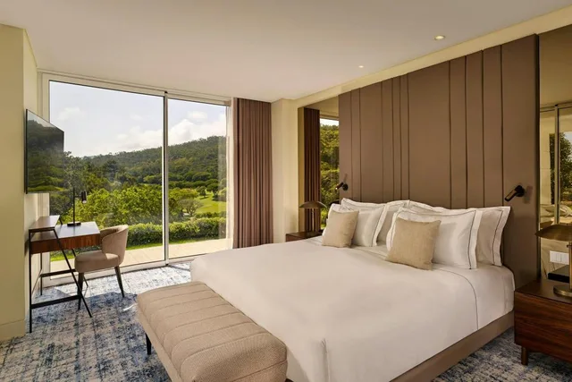 1 Bedroom, Garden Suite, Apartment, King Bed, Golf Course View, Sofa, Garden Access, Garden Floor، Penha Longa Resort 1/6