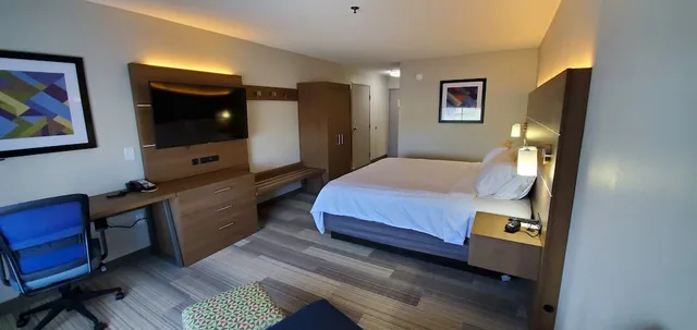 غرفة قياسية بسرير كينج، Holiday Inn Express Hotel And Suites Kinston 3/10