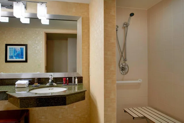 غرفة بسرير كينج بحوض استحمام لذوي الإعاقة، Marriott Milwaukee West 8/8