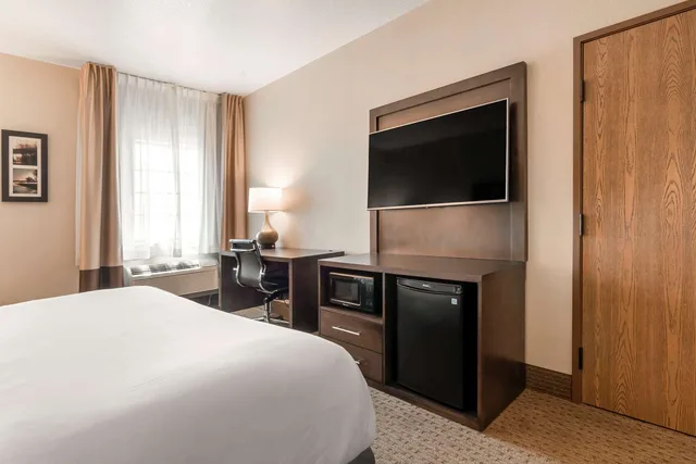 Room, King Bed, Accessible, Comfort Inn & Suites Macon, MO 4/5
