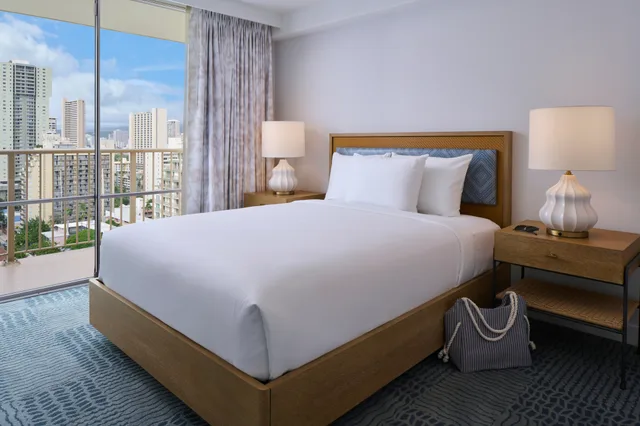 جناح بسرير كوين وسرير مزدوج بغرفتي نوم بإطلالة جزئية على البحر مع أريكة، Outrigger Waikiki Paradise 3/4