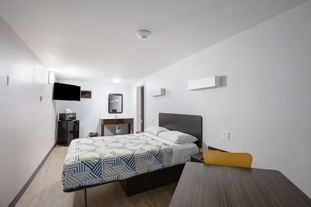 غرفة قياسية بسرير كوين، Motel6 Show Low, AZ 3/7