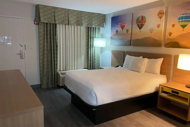 غرفة بسرير كينج، Days Inn & Suites By Wyndham Albuquerque North 8/10