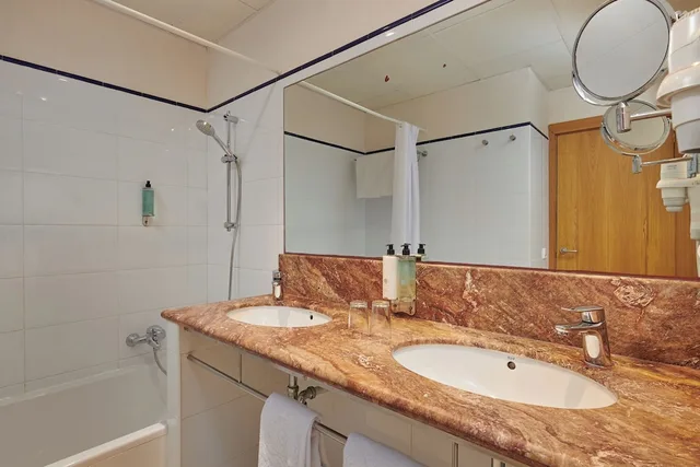 جناح كومفورت بسريرين مزدوجين بإطلالة على البحر بشرفة بغرفة نوم واحدة، Hotel Apartamentos Cala Santanyi 8/9