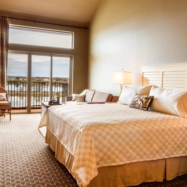 Suite, King Bed, River Front, Top Floor، The Lodge at Columbia Point 2/10