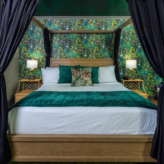 جناح بسرير كينج بجاكوزي، Hotel J Green Bay Formerly Airport Settle Inn 1/2