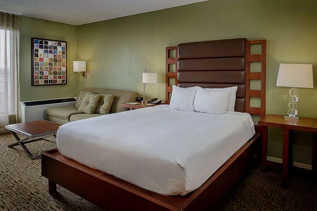 غرفة بسرير كوين مع أريكة، DoubleTree by Hilton Hotel Collinsville - St. Louis 3/6