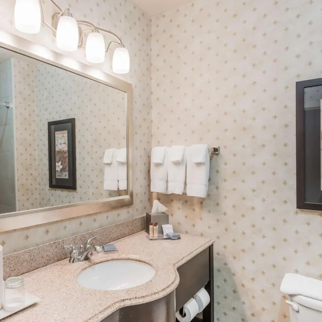 غرفة بسريرين كوين بحوض استحمام لذوي الإعاقة، Wingate by Wyndham New Braunfels 4/5