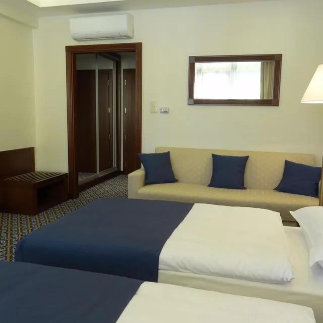 غرفة ديلوكس بسرير مزدوج بشرفة، Centrum Hotel Debrecen 3/10