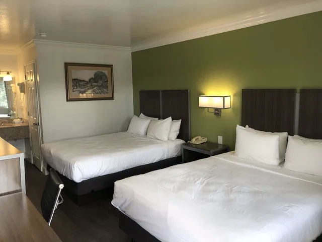غرفة ديلوكس بسريرين كوين، Gilroy Inn 1/3