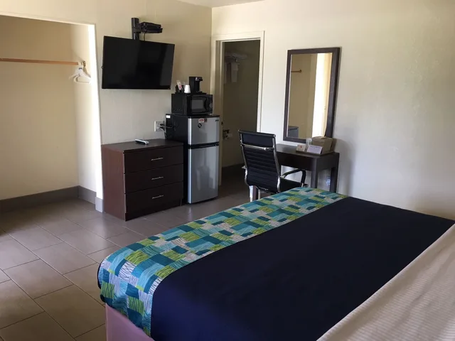 Room, King Bed, American Inn Punta Gorda 5/7
