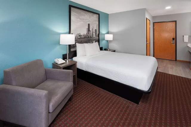 غرفة قياسية بسرير كوين، McHenry Inn 2/7