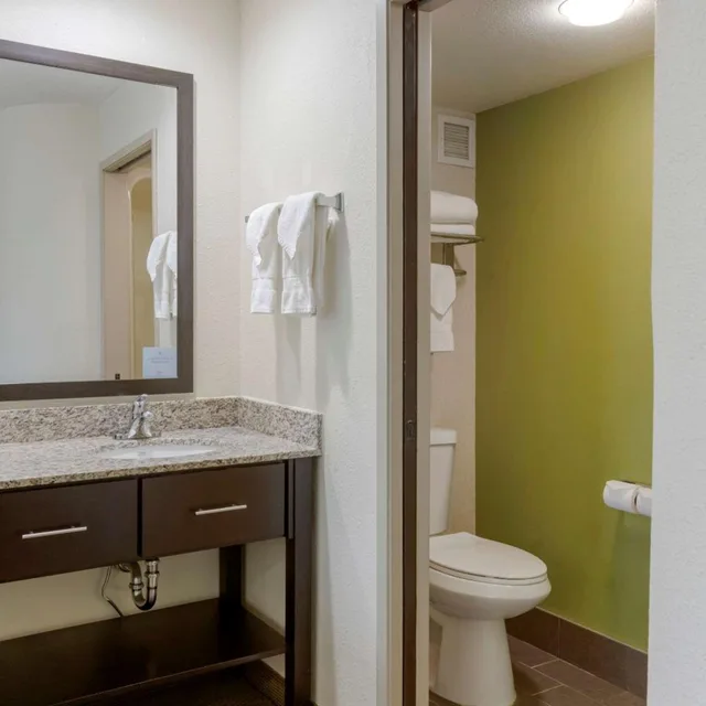 جناح بسرير كوين، Sleep Inn Ontario 7/8