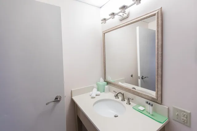 1 Bedroom, Suite, King Bed, Ocean View, Sea Crest Beach Resort 2/2