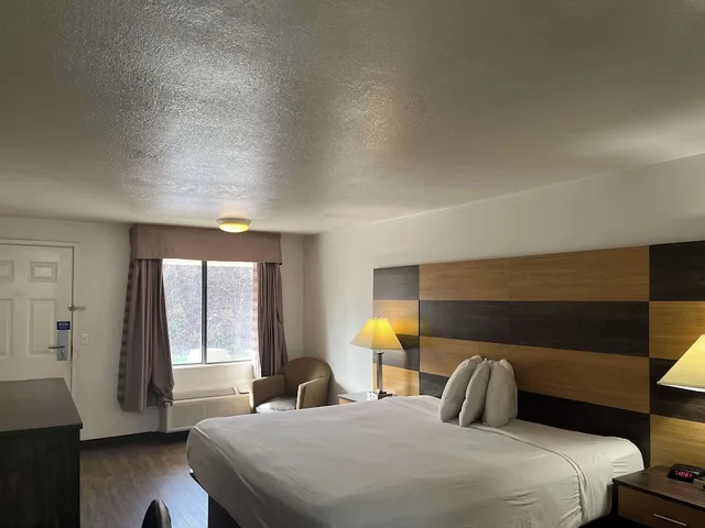 غرفة ديلوكس بسرير كينج للمدخنين لذوي الإعاقة، Motel6 Cross Lanes, WV–Goff Mountain Rd 1/7