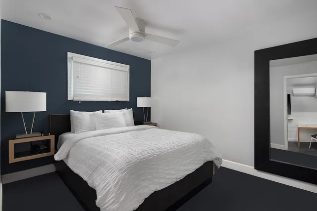 جناح كبير بسرير كوين بغرفة نوم واحدة مع أريكة بمطبخ، Beach Haven Inn Pacific Beach 1/3