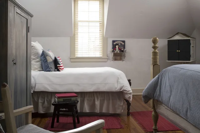 Yorktown, Classic, 1 Queen and 1 Single Bed، The Fife And Drum Inn 2/3