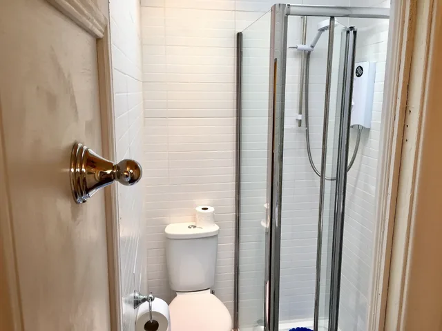 غرفة أساسية بسرير مزدوج وسرير فردي بحمام خاص، 16 PILRIG GUEST HOUSE 2/4