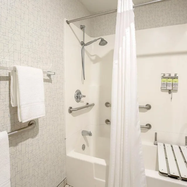 جناح بسريرين مزدوجين لذوي الإعاقة، Holiday Inn Express Lancaster 3/3