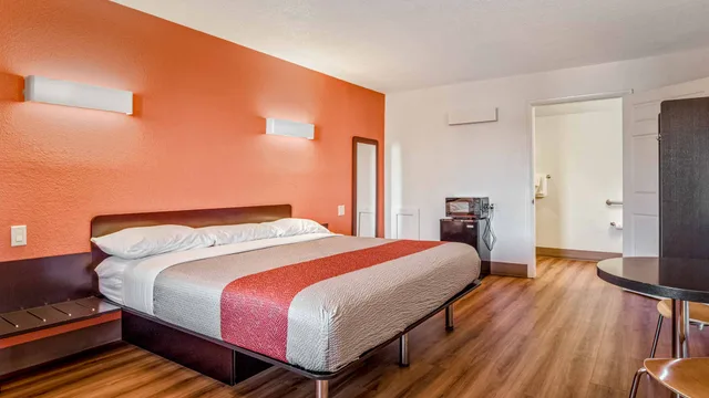 1 King Bed - Mobility Accessible RI Shower Nsmk، Motel6 Youngstown, OH 5/5
