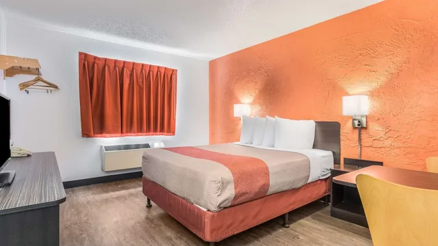 1 Queen Bed - Premium, Mini fridge، Motel6 Elk Grove Village, IL 1/7