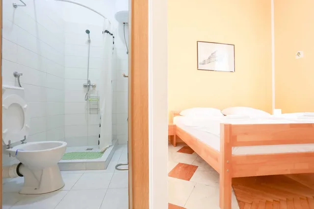 غرفة كومفورت بسرير كينج بإطلالة على المدينة بحمام خاص، Hostel Pigeon Square 2/3