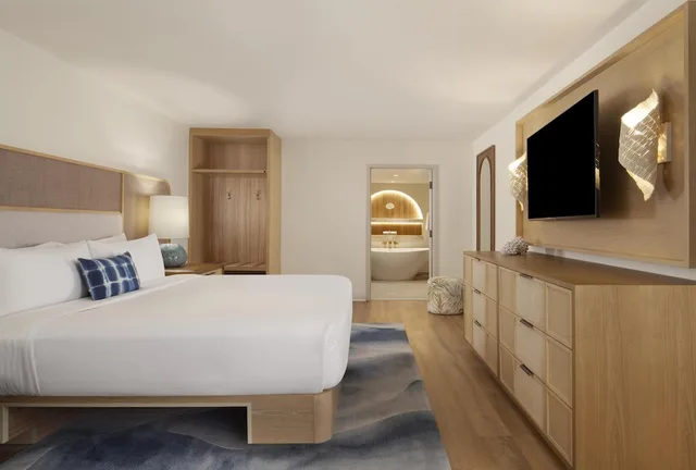 Palm, Deluxe, Suite, King Bed, Partial Ocean View, Sofa, Hammock Wing، Baker's Cay Resort Key Largo, Curio Collection by Hilton 1/5