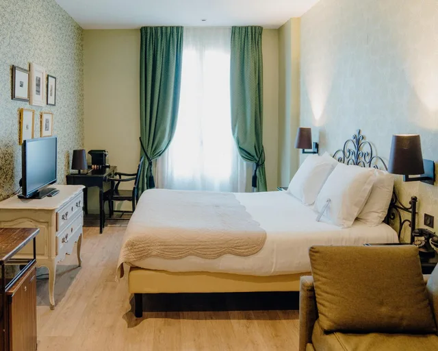 غرفة ديلوكس ثلاثية بسرير كوين مع أريكة، Hotel Le Grimaldi by HappyCulture 1/1