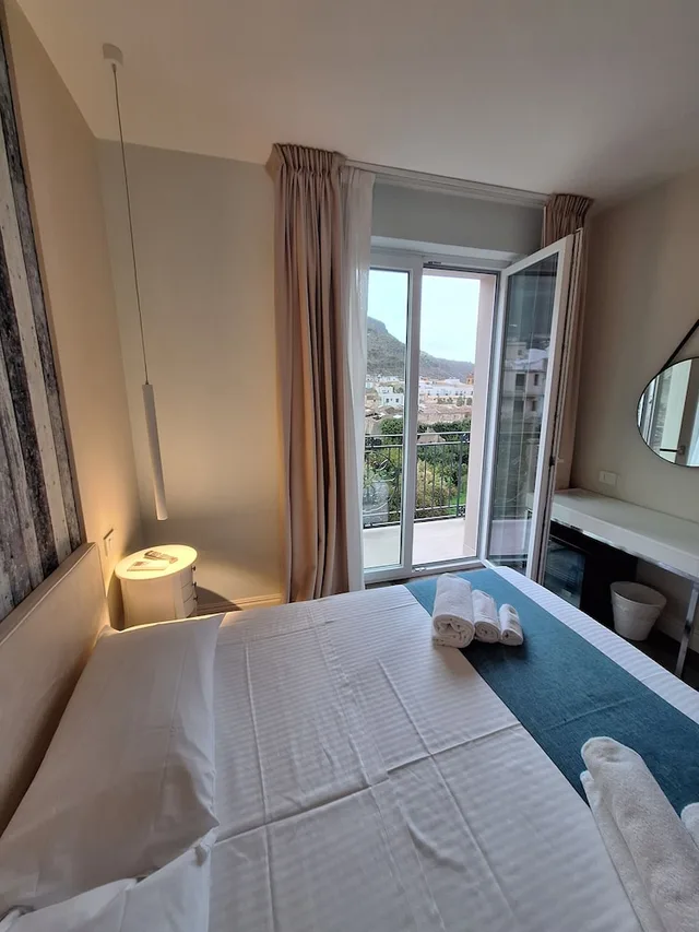 غرفة ديلوكس بسرير كوين بإطلالة جزئية على البحر، Luxmari hotel & spa 2/4