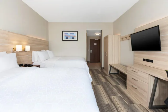 Standard, Queen Bed, Sofa, Holiday Inn Express Suites Grand Rapids Airport South 2/9