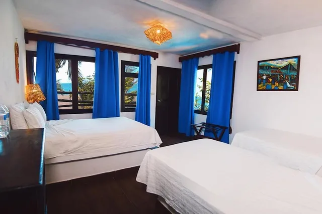 غرفة رباعية بسرير مزدوج وسريرين منفصلين بإطلالة على البحر، Marbella Eco Lodge 5/9