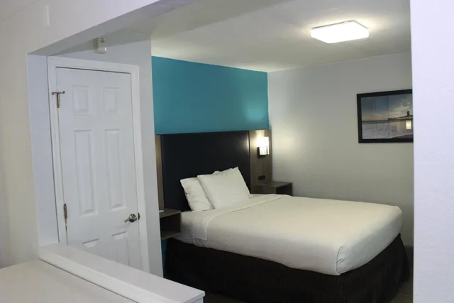 Split, Suite, Queen Bed, Partial Split View, City View، La Quinta Inn & Suites by Wyndham Oceanfront Daytona Beach 2/10