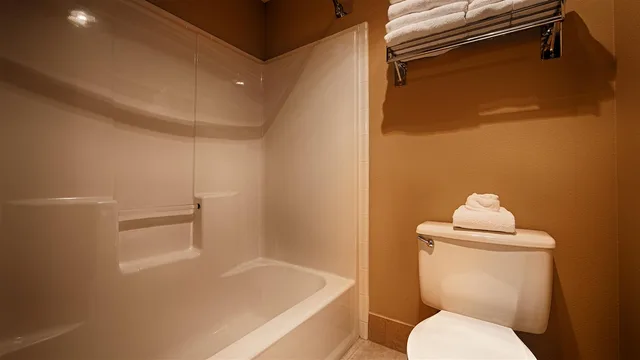 جناح بسرير كينج مع أريكة بحوض جاكوزي، Best Western Plus Prairie Inn 6/6