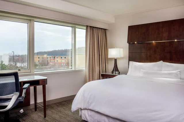 غرفة تقليدية بسرير كينج، The Westin Waltham Boston 2/6